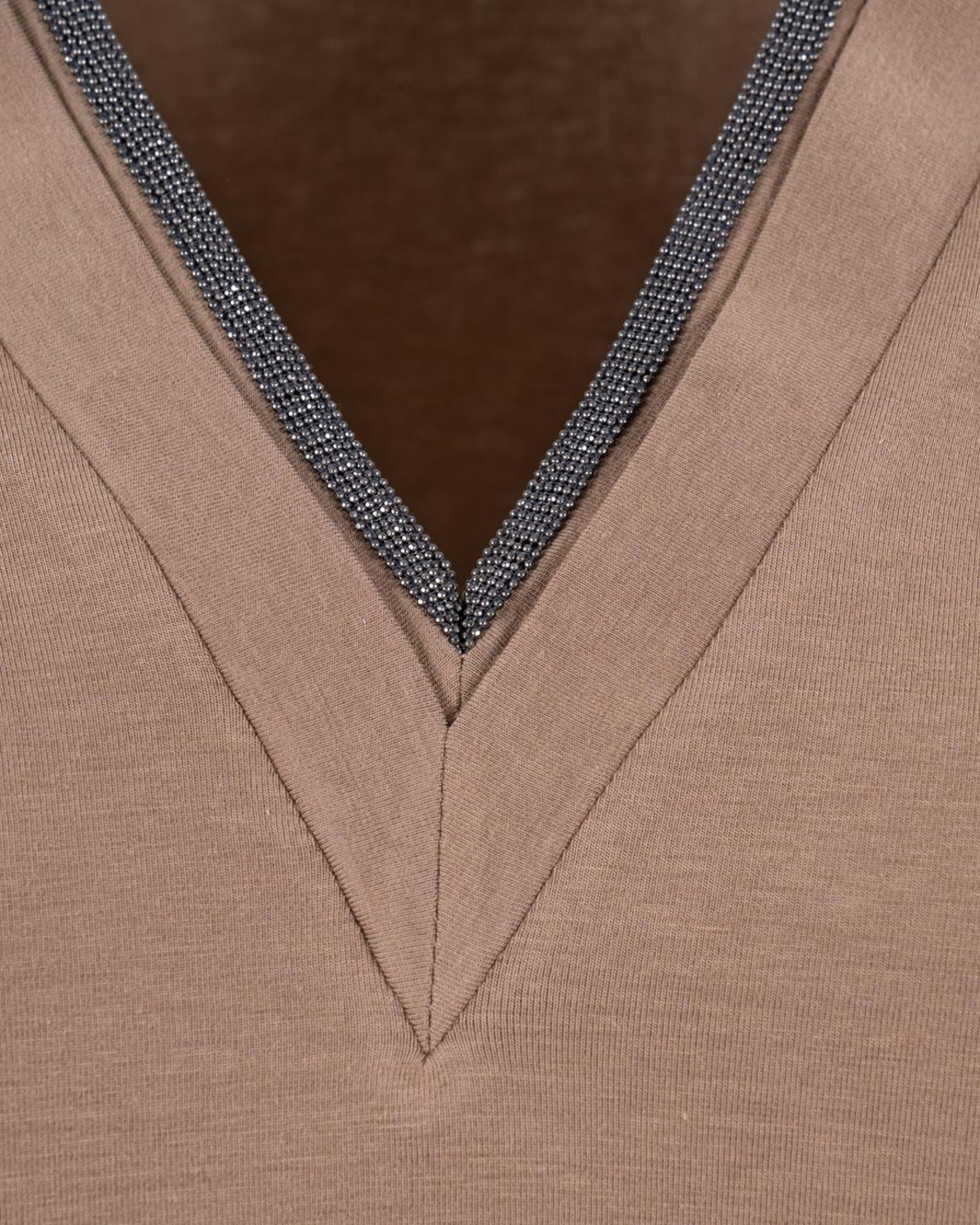 shop BRUNELLO CUCINELLI  T-shirt: Brunello Cucinelli maglia in cotone.
Scollo a V.
Maniche corte.
Orlo dritto.
Scollo impreziosito con monile.
Composizione: cotone 93%, elastan 7%.
Made in Italy.. M0T18BD222-C8705 number 6300438